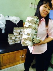 Kvinne med bunker av pengesedler