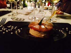 Bilde av dessert på svart tallerken.