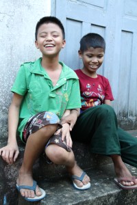 Bilde av to gutter på en trapp.