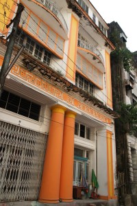 Bilde av hus med søyler.