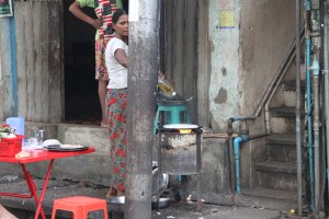 Bilde av dame som lager mat.