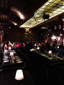 Lokalet på Ventana er mørkt og bordene står tett.