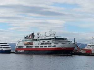 Hurtigruten ved kai.