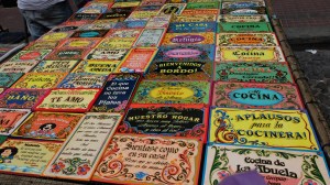 Bilde av mange gamle skilt i filetado-teknikk. Fargerik og med mye blomsterornamenter.