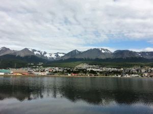 Ushuaia sett fra flyplass-siden. Det bor 60.000 mennesker i det som kalles verdens sørligste by.