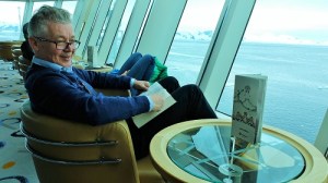 Fra dekk sju har vi en fantastisk utsikt over isfjell, hval, sel og pingviner. Og innimellom kan vi lese litt også. Her er det Ernst Larsen som leser.