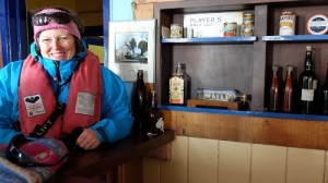 Kristin henger i den gamle baren i Port Lockroy.