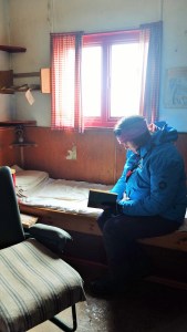 Inne i hytta i Horseshoe står bøker mannskapet leste. Blant annet en bok av Erling Tambs og hans jordomseiling som jeg sitter og leser i.