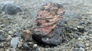 Bilde av lavastein som er grå med rødt og oransje i seg.