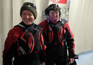 Kristin og Ernst i padleutstyr med tørrdrakt og redningsvest.