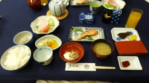 Bord med mange ulike små retter dandert på en blå duk.