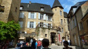 Husfasader i gulgyllen sandstein.