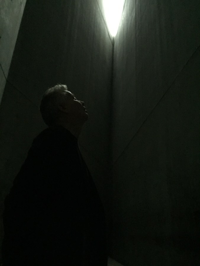 Inne i det jødiske museet spiller arkitekturen en sterk rolle, som her hvor det nesten er som et gasskammer.