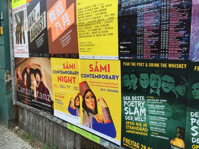 Plakater på gaten som viser en samisk kunstutstilling på den nordiske ambassaden. 