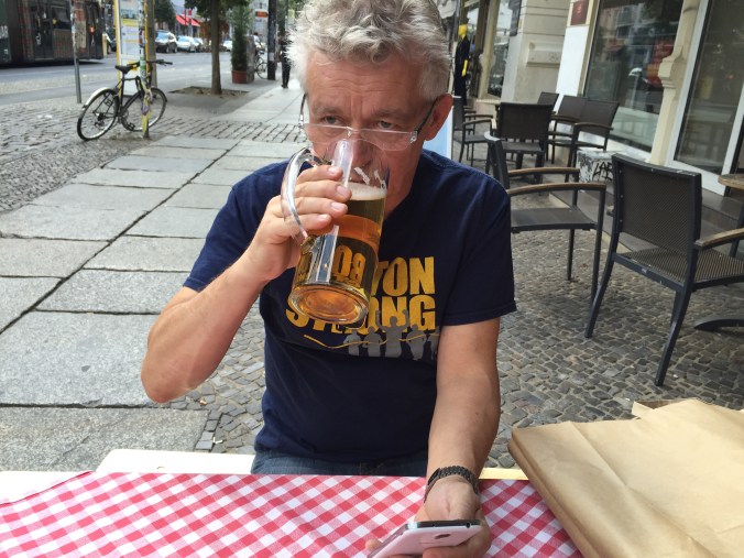 Øl og Tyskland hører sammen. Ernst Larsen nyter en kjølig øl.