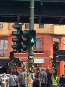 Trafikklys med grønn mann.