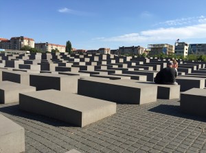 Betongkolosser monomentalt.