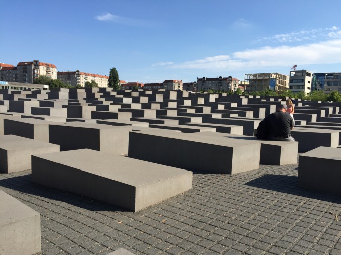 Betongkolosser monomentalt.