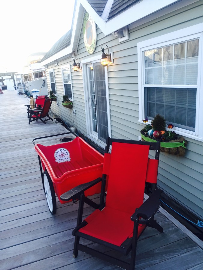 rød solstol på kaia.