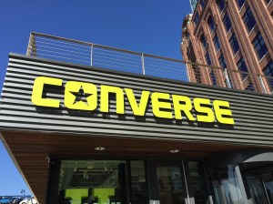 skilt med navnet converse på taket av et hus.