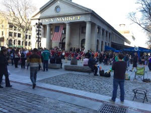 Bygg med søyler og et orkester foran.