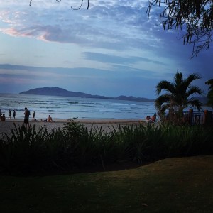 Stranda i Tamarindo i kveldslys.