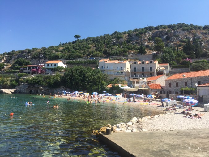 Stikovica strand, sjø og små hvite hus.