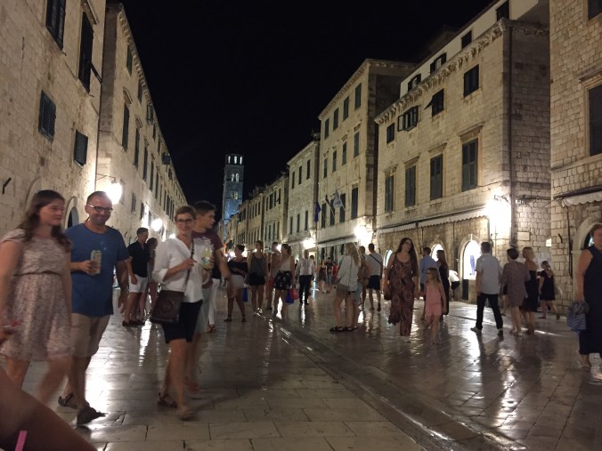 gamlebyen kveldstemning med turister i gamlebyen.