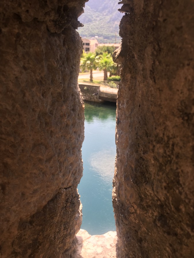 Kotor skyteskår det vi skimter sol og vann gjennom.