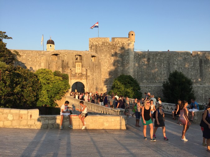 Dubrovnik steinmurer i gult kveldslys.