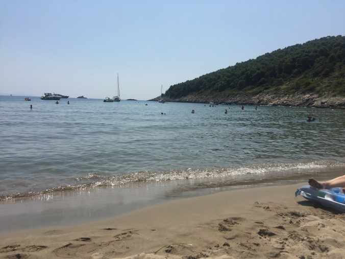 Lopud strand og sjø med båter.