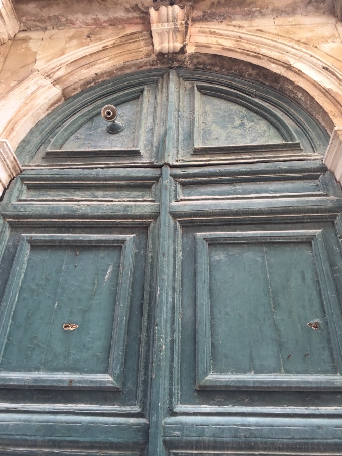 gammel dør blågrønn dør