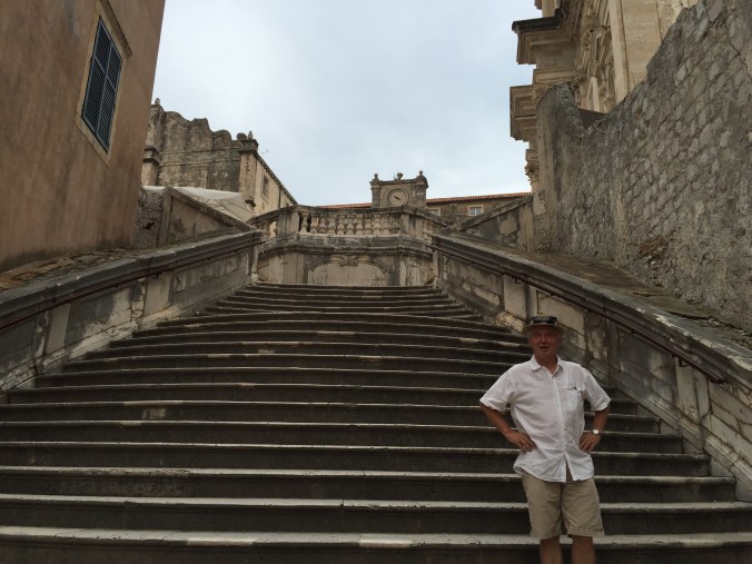 trapp lang steintrapp med en mann som står i.