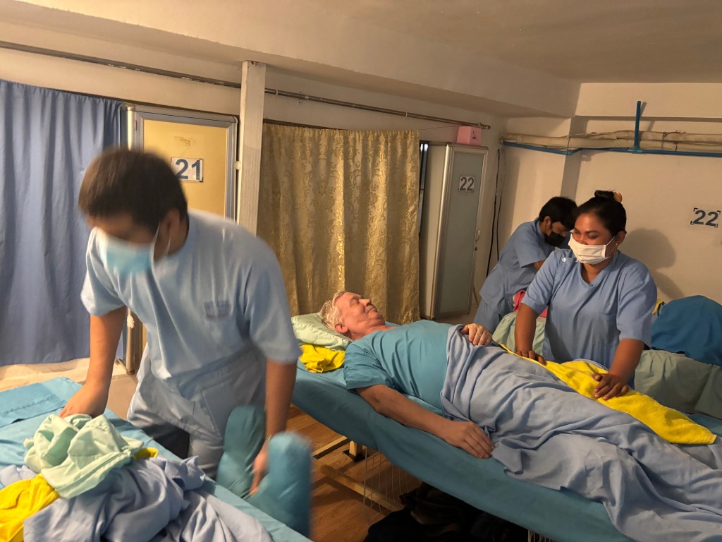 Person på massasjebenk