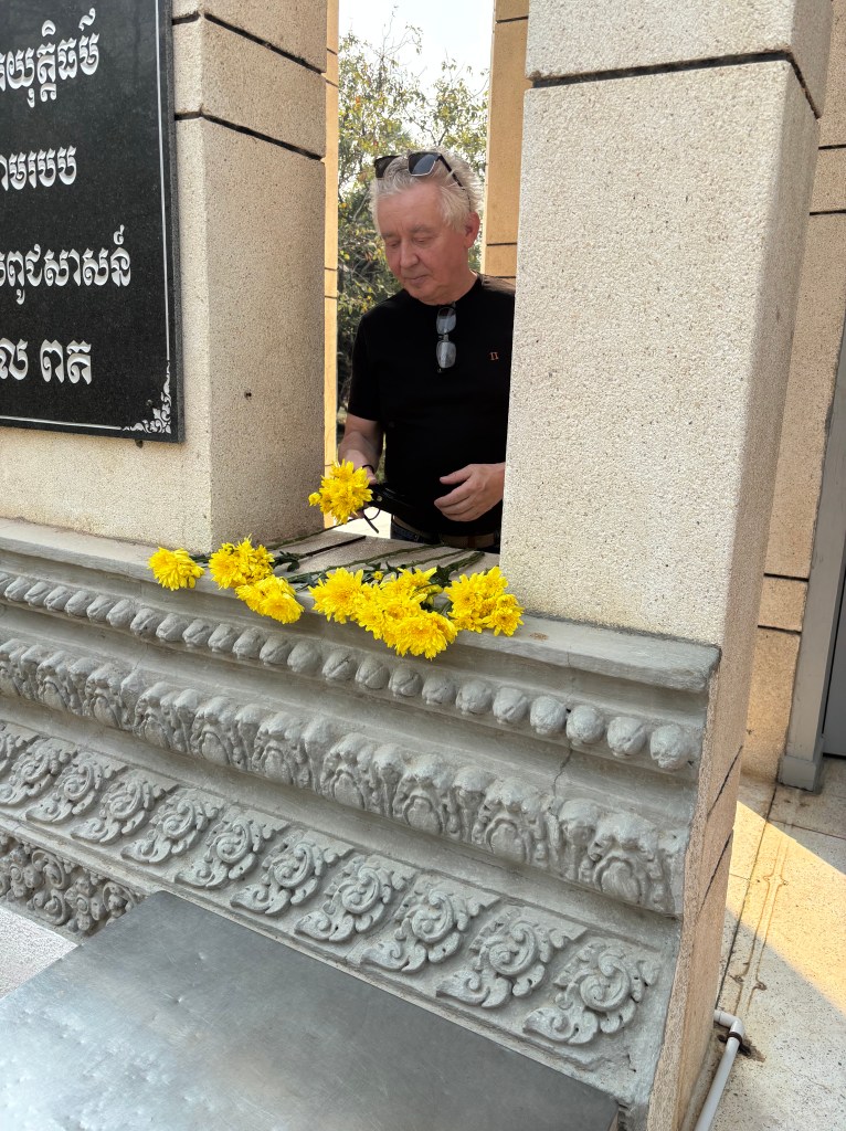 Mann legger ned blomster